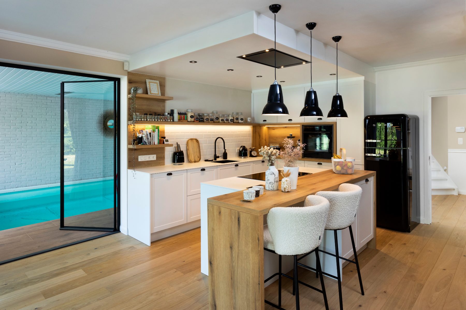 Kitchen opening onto the pool